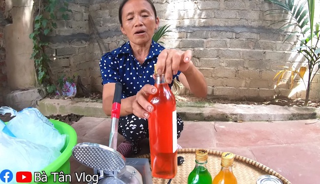 Sau màn nấu cơm bằng nước ngọt đến nấu cháo gà nguyên lông, mẹ con bà Tân Vlog bị dân mạng đồng loạt nhấn dislike đối mặt với nguy cơ bị "tẩy chay" - Ảnh 4.