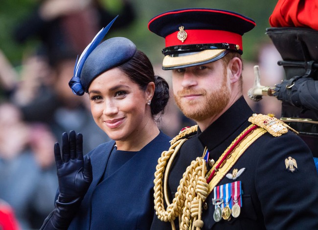 Nhà Meghan Markle nhận lời mời của Nữ hoàng Anh trở về hoàng gia trong cuộc họp mặt gia đình nhưng phải xấu hổ ê chề khi bị dư luận phản đối - Ảnh 3.