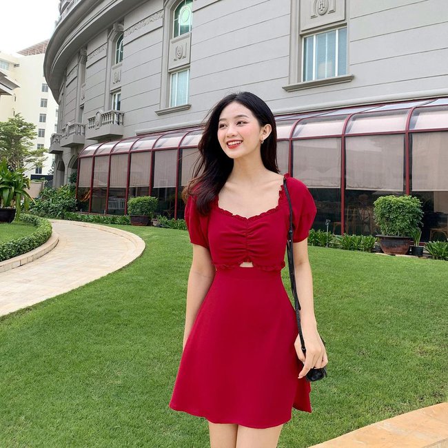 10 mẫu váy đỏ rất sang chứ không hề chóe của các shop thời trang Việt, sắm ngay để năm mới "đỏ thôi đen quên đi" - Ảnh 17.