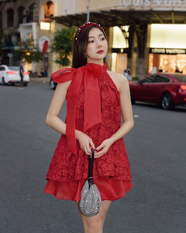 10 mẫu váy đỏ rất sang chứ không hề chóe của các shop thời trang Việt, sắm ngay để năm mới "đỏ thôi đen quên đi" - Ảnh 9.