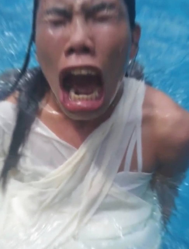Thiếu nữ đầu tư hẳn váy áo thướt tha để chụp hình sống ảo dưới nước, nhưng kết cục thành series ảnh như poster phim "Khóc thét" - Ảnh 6.