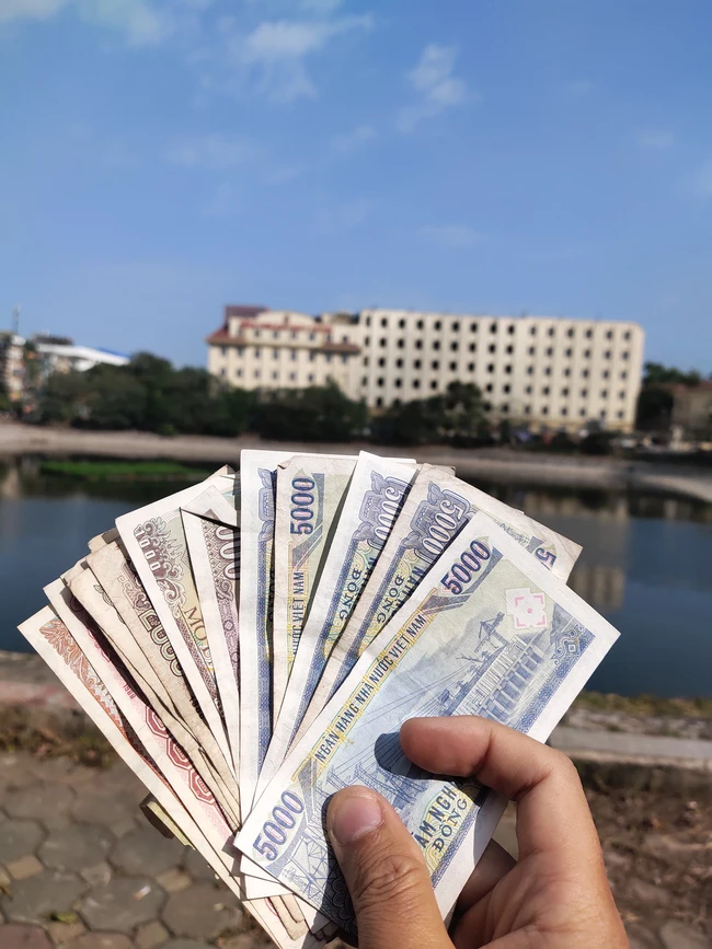 Nửa tháng nữa là Tết, nỗi ám ảnh mang tên "lương thưởng" khiến hội chị em buồn muốn nín thở khi 6 triệu co lại chỉ còn... 120 nghìn đồng - Ảnh 1.