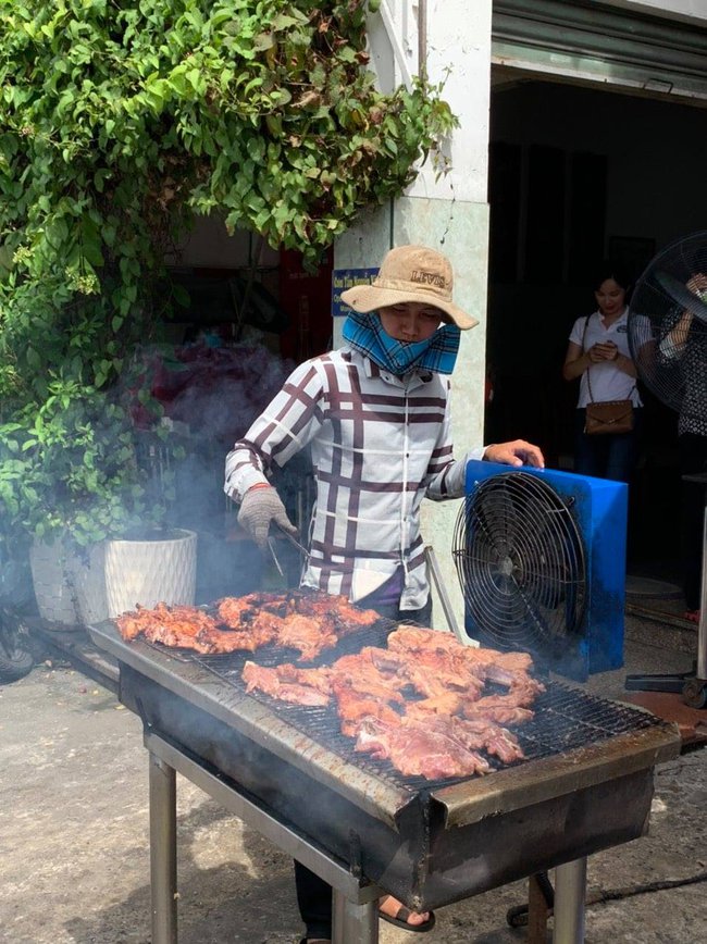 Dân mạng tranh cãi quán cơm tấm đắt đỏ bậc nhất Sài Gòn cứ ghé ăn là "dính chưởng", điều gây bất ngờ hơn chính là chất lượng món ăn - Ảnh 4.