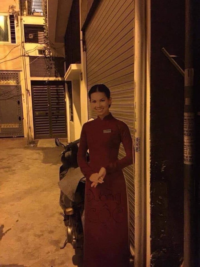 Thấy bóng cô gái áo dài cứ đứng ở góc đường từ chiều đến tối, thanh niên sợ sệt tiến lại gần tìm hiểu thì phát hiện ra sự thật bất ngờ - Ảnh 3.