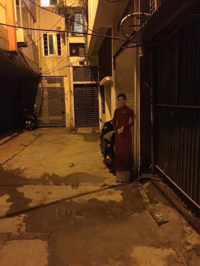 Thấy bóng cô gái áo dài cứ đứng ở góc đường từ chiều đến tối, thanh niên sợ sệt tiến lại gần tìm hiểu thì phát hiện ra sự thật bất ngờ - Ảnh 2.