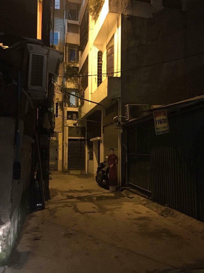 Thấy bóng cô gái áo dài cứ đứng ở góc đường từ chiều đến tối, thanh niên sợ sệt tiến lại gần tìm hiểu thì phát hiện ra sự thật bất ngờ - Ảnh 1.