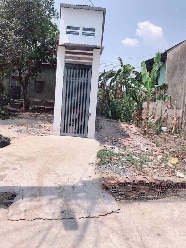 Chỉ có mảnh đất nhỏ xíu nhưng chủ nhân vẫn đam mê xây nhà đủ 2 tầng, làm xong ai cũng đứng hình vì quá... tí hon - Ảnh 1.