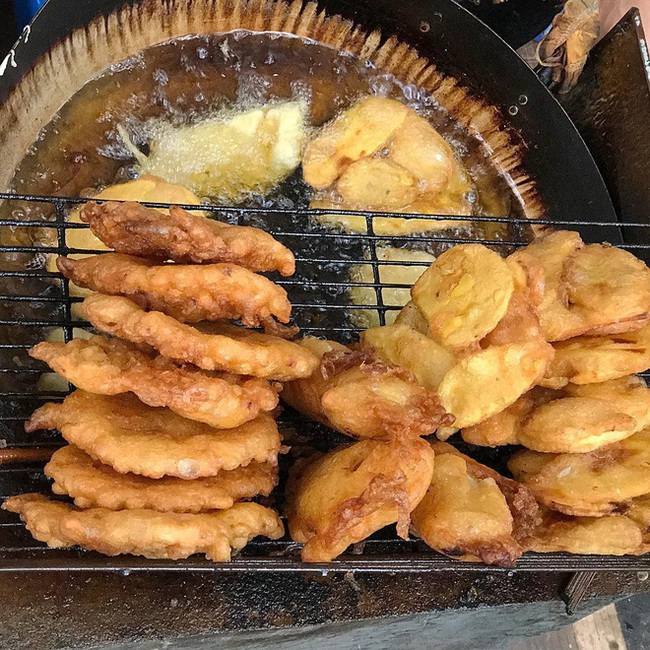 Hào hứng mua chiếc bánh chuối nóng hôi hổi, cô gái "thốn tận rốn" khi phát ruột bánh không cánh mà bay, chỉ còn lại chiếc hố đen sâu thẳm - Ảnh 2.