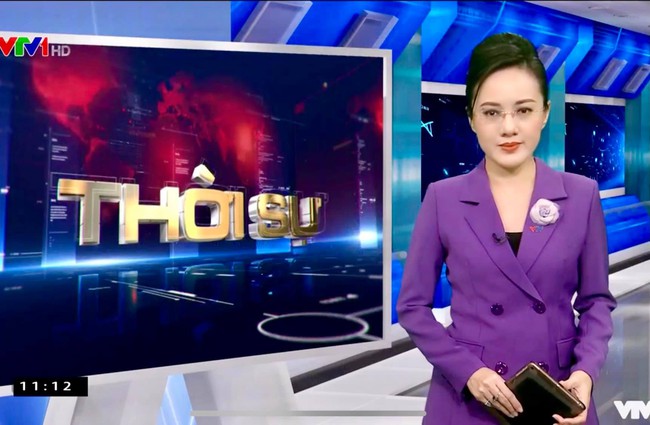 Thời trang độc đáo của BTV Hoài Anh những ngày bão khiến nhiều người trầm trồ  - Ảnh 2.