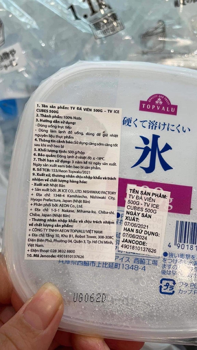 Siêu thị Aeon bày bán nước đá chất lượng cao, dân tình "tính tới tính lui" vẫn không biết làm sao mang được về nhà - Ảnh 2.