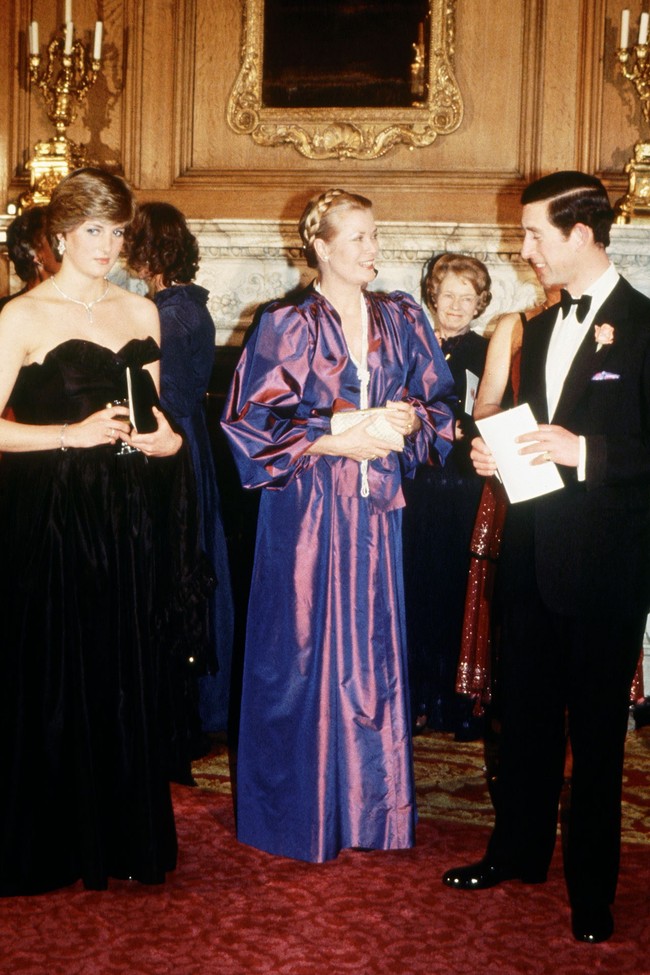 Bi kịch hôn nhân của Công nương Diana đã sớm được "bấm quẻ": Bị mắng nhiếc vì sắc màu kiêng kị, nối bước nữ nhân "nghịch" nhất Hoàng gia - Ảnh 4.