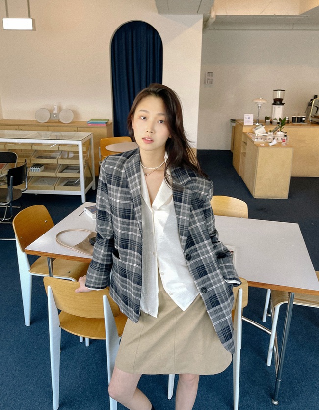 12 cách diện blazer   chân váy khiến ai cũng phải trầm trồ khen bạn mặc đẹp - Ảnh 9.