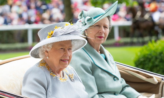 Con gái Nữ hoàng Anh nói một câu phũ phàng với "tiểu tam" hoàng gia khiến tình địch của Công nương Diana phải câm nín - Ảnh 3.