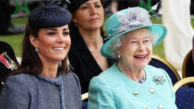 Công nương Kate và Meghan tặng quà Giáng sinh Nữ hoàng Anh với sự lựa chọn khác nhau một trời một vực - Ảnh 1.