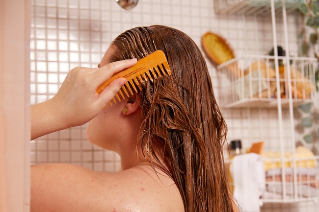 Soi cận cảnh lược khi ngâm 5 phút dưới nước và lưu ý quan trọng khi chải tóc, phạm phải thì bảo sao rụng tóc và hói đầu tìm đến sớm - Ảnh 1.