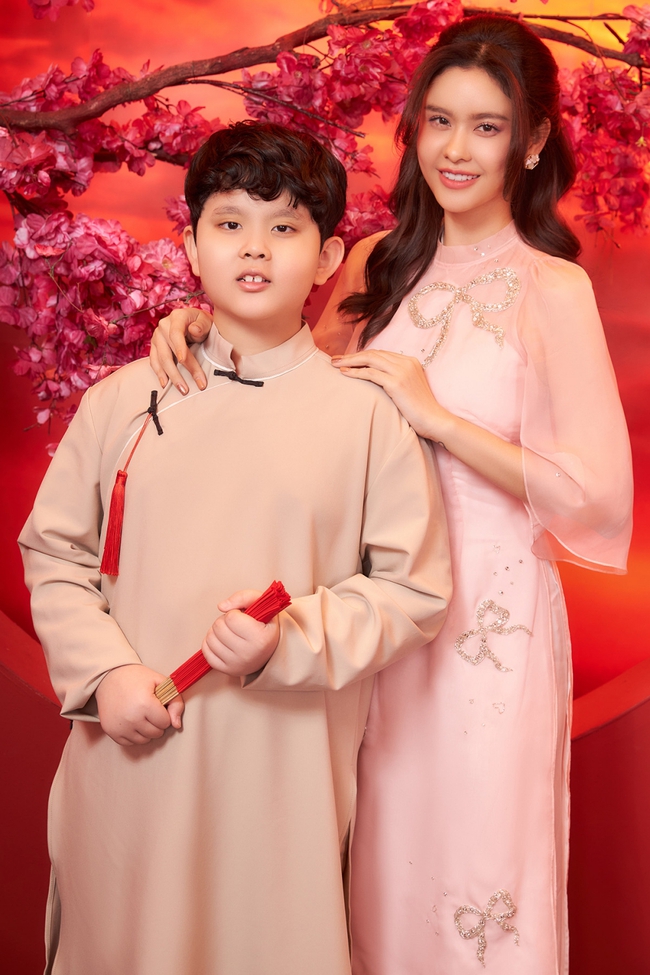 Con trai Trương Quỳnh Anh lớn phổng phao, chững chạc đứng cạnh mẹ trong bộ ảnh Tết - Ảnh 2.