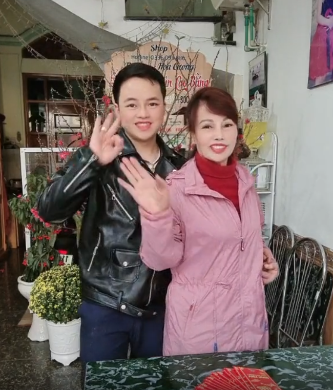 Cô dâu Cao Bằng U70 được chồng trẻ ôm eo tình tứ đón Tết, khuôn mặt đã bớt lệch trẻ xinh hơn nhưng vẫn bị dân mạng chê "trông như 2 bà cháu" - Ảnh 4.