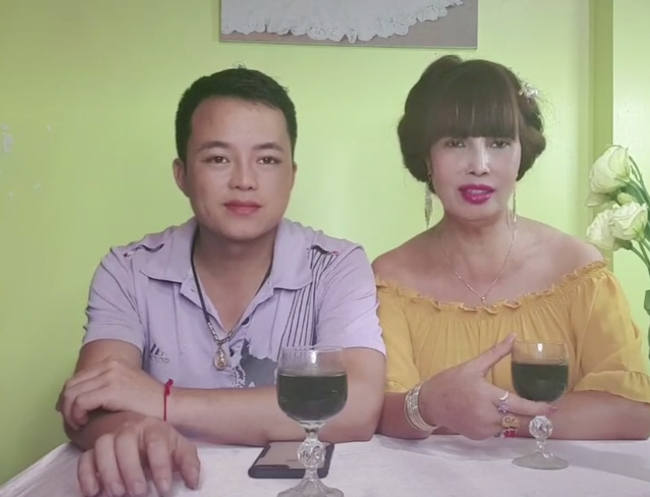 Cô dâu Cao Bằng U70 được chồng trẻ ôm eo tình tứ đón Tết, khuôn mặt đã bớt lệch trẻ xinh hơn nhưng vẫn bị dân mạng chê "trông như 2 bà cháu" - Ảnh 1.