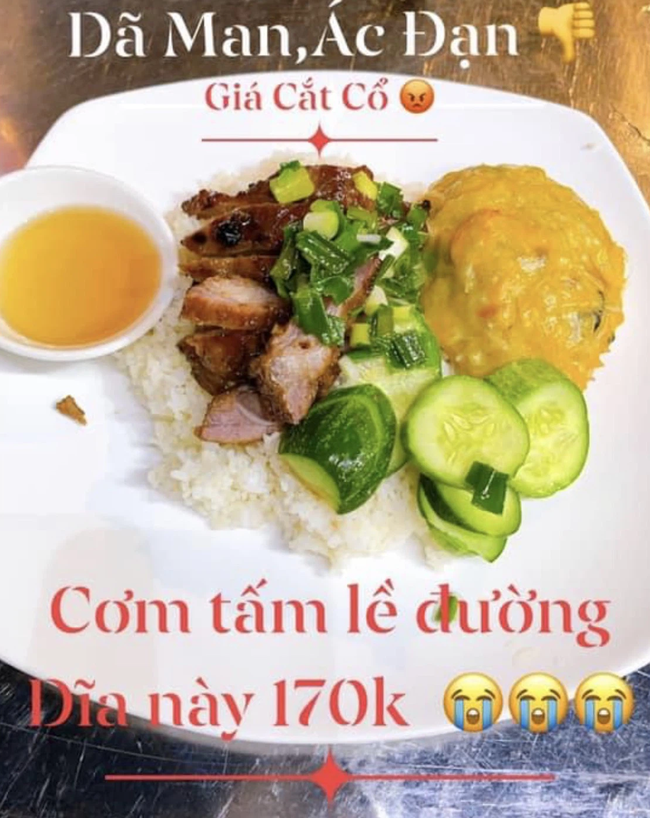 Vào quán ăn vỉa hè ngày Tết cô gái bị "chém đẹp", ngán ngẩm hơn khi nhìn đĩa cơm chỉ đủ cho mèo ăn được bán với giá có nằm mơ cũng không thể tin nổi - Ảnh 1.