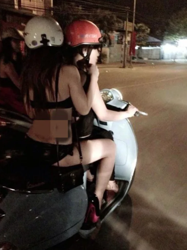 Người phụ nữ dẫn theo đứa trẻ đi rút tiền ở cây ATM gây bức xúc khi mặc chiếc quần "xuyên thấu" đầy phản cảm  - Ảnh 3.