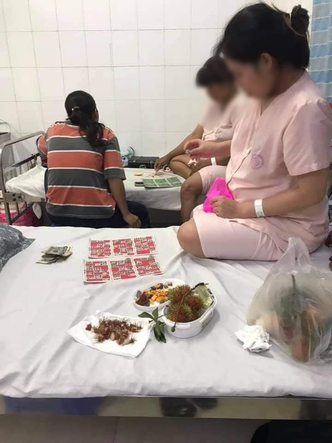 Tết mà phải đi đẻ: Bà bầu vác hẳn bộ lô tô, đĩa trái cây vào phòng chờ sinh rủ "bạn cùng phòng" nhập cuộc - Ảnh 1.