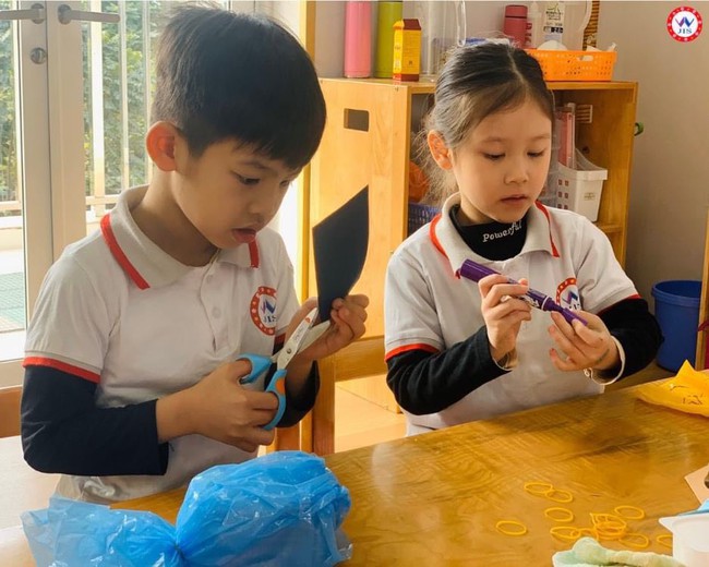 Theo chân học sinh mầm non đi học với hình ảnh cúi gập người chào cô giáo - Ảnh 2.