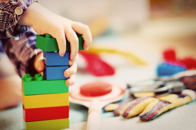 Nghiên của của ĐH Harvard: Mua nhiều đồ chơi cho trẻ không tốt cho sự phát triển trí não - Ảnh 4.