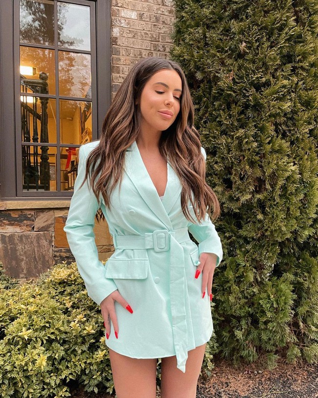 Từng bị chỉ trích vì chi tiết "nóng mắt" trong bức hình chụp cùng cha dượng, cô gái trẻ giờ có cuộc sống khác xưa - Ảnh 2.