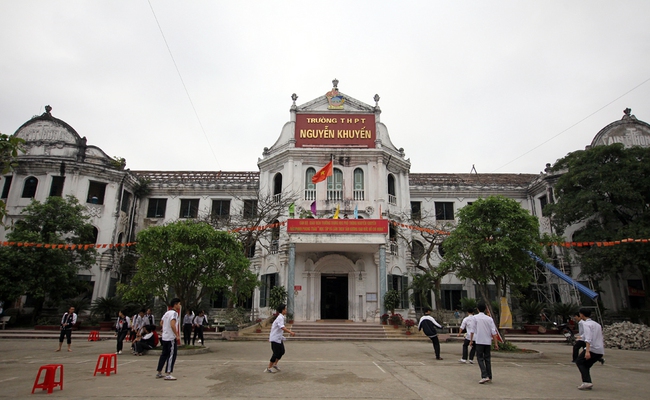 Nam Định có 1 ngôi trường cổ với kiến trúc châu Âu: Hành lang sâu hun hút như mê cung, học sinh đi lạc là chuyện bình thường  - Ảnh 1.