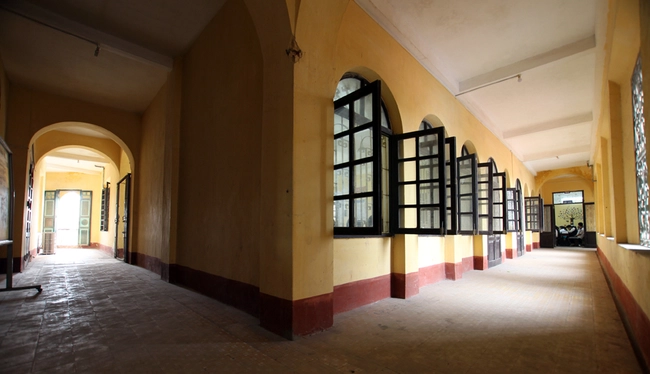 Nam Định có 1 ngôi trường cổ với kiến trúc châu Âu: Hành lang sâu hun hút như mê cung, học sinh đi lạc là chuyện bình thường  - Ảnh 7.