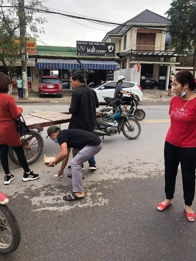 Tranh cãi kịch liệt trên mạng xã hội vì câu chuyện người dân thay nhau quyên góp tiền để "đền thay" chủ xe ba gác khi lỡ va quẹt xe ô tô sang trên đường chở hoa Tết   - Ảnh 2.