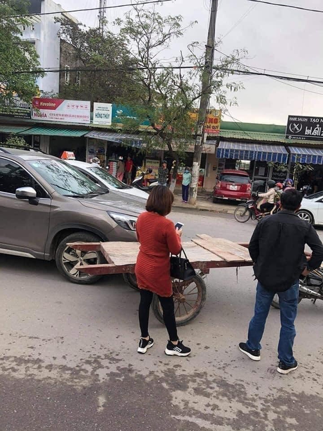 Tranh cãi kịch liệt trên mạng xã hội vì câu chuyện người dân thay nhau quyên góp tiền để "đền thay" chủ xe ba gác khi lỡ va quẹt xe ô tô sang trên đường chở hoa Tết   - Ảnh 1.