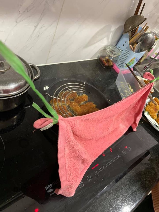 Chưa đến Tết, hội chị em đã bị món chiên rán hành cho bẩn hết áo quần, riêng cô gái này nghĩ ra chiêu cực đỉnh khiến dầu mỡ chỉ còn nước khóc thét vì không thể bắn được vào người nấu - Ảnh 2.