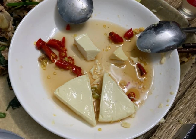 Dân mạng chia ra 2 phe tranh cãi về món "phô mai tắm nước mắm", đây còn được coi là món nhậu tủ của nhiều người?  - Ảnh 1.