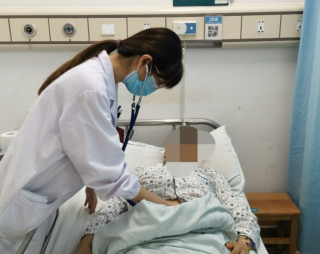 Ăn quá nhiều khiến người đàn ông nôn ra máu, cảnh báo ăn uống quá độ có thể "giết" bạn bất cứ lúc nào - Ảnh 1.