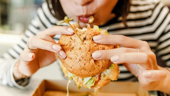 Ăn quá nhiều khiến người đàn ông nôn ra máu, cảnh báo ăn uống quá độ có thể "giết" bạn bất cứ lúc nào - Ảnh 3.