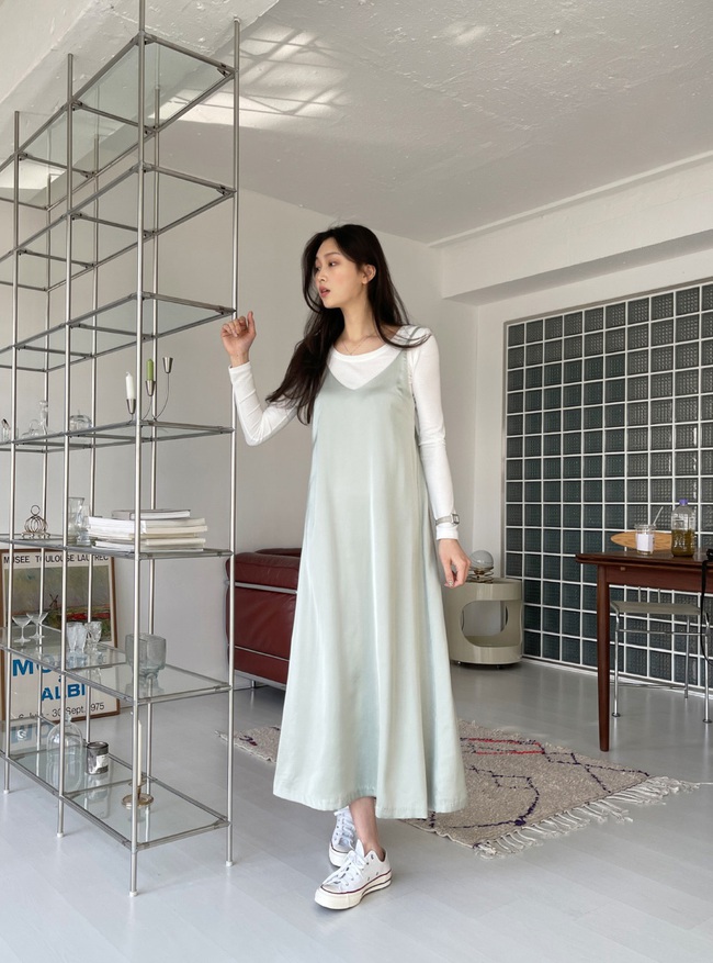 12 cách mặc váy hai dây   áo dài tay hợp mùa Xuân, chị em áp dụng đảm bảo trẻ đẹp mọi lúc mọi nơi - Ảnh 9.