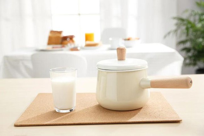 Uống sữa cũng phải đúng cách, uống sữa theo 4 kiểu này vừa không có dinh dưỡng vừa gây hại sức khỏe - Ảnh 2.
