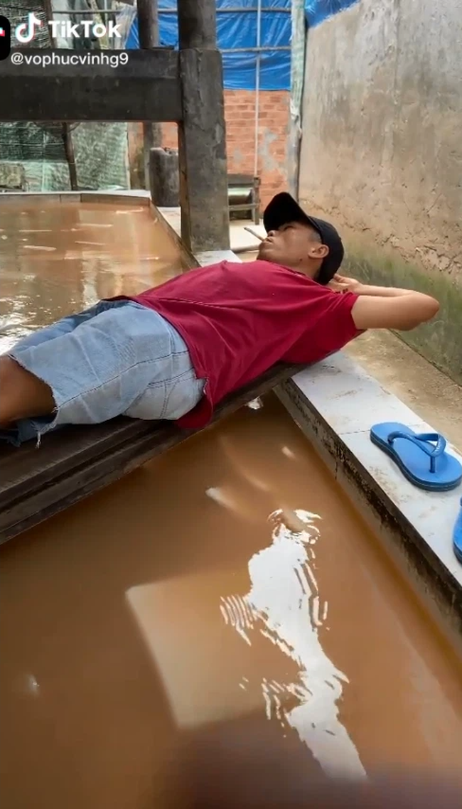 Tận mắt chứng kiến xưởng làm thạch dừa siêu bẩn: Thạch được ngâm trong bể nước đục ngầu, nhân viên thản nhiên nhổ nước bọt vào bể - Ảnh 5.