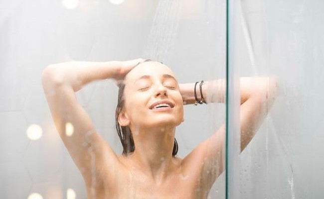 Phụ nữ khi tắm nên rửa hai bộ phận này nhiều hơn, có tác dụng thúc đẩy quá trình tuần hoàn máu, tránh đau bụng kinh - Ảnh 1.