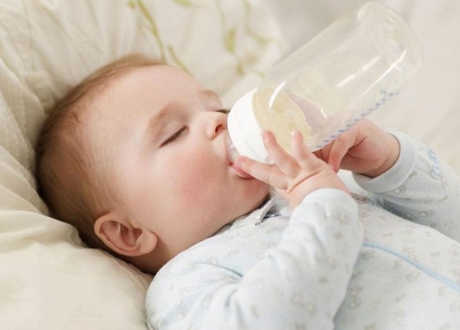 Ai cũng biết nước sôi là tốt nhất để pha sữa cho trẻ, tuy nhiên rất nhiều mẹ bỉm bỏ qua lưu ý quan trọng này - Ảnh 2.