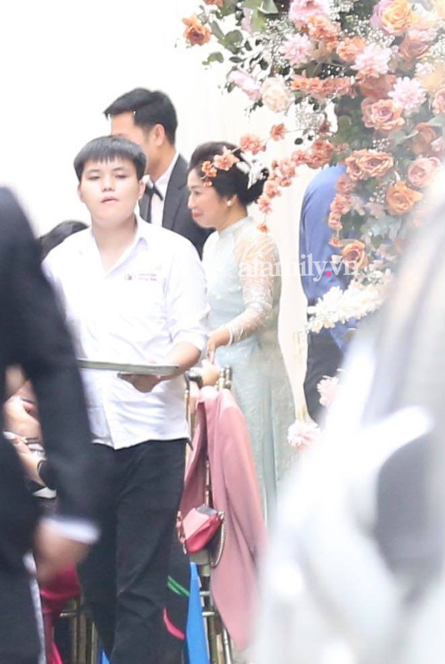Người mẹ vợ bề thế của Xuân Trường xuất hiện thần thái trong đám hỏi: Bảo sao Nhuệ Giang lại xinh đến thế!  - Ảnh 1.