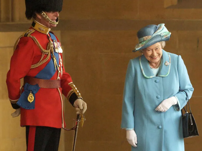 Bức hình ấn tượng Nữ hoàng Anh "cười khúc khích" với chồng đang được dân mạng lan truyền nhanh chóng và lý do phía sau mới thật bất ngờ - Ảnh 1.