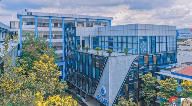 Thư viện trường "nhà người ta": Được đầu tư lên đến 20 tỷ, 10.000 đầu sách tha hồ học tập nghiên cứu, không gian chẳng khác gì khách sạn 5 sao - Ảnh 2.