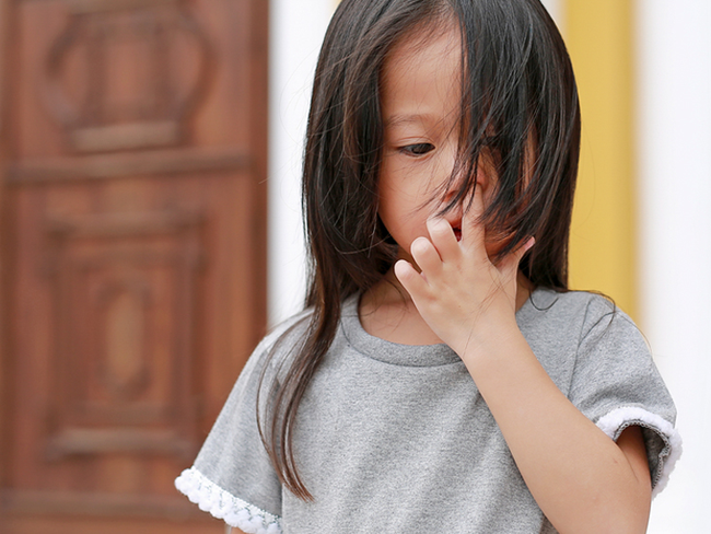 Bé gái thường xuyên ngoáy mũi, cha mẹ để mặc không ngăn cản, chuyên gia chỉ ra 2 hậu quả khó lường, ảnh hưởng đến cả học tập sau này - Ảnh 1.
