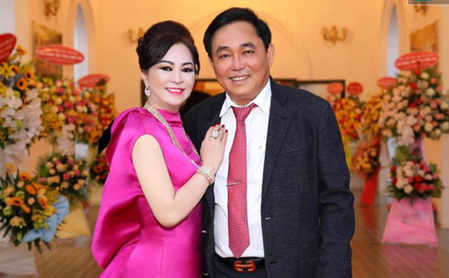Ông Huỳnh Uy Dũng phát sóng trực tiếp cùng vợ, chia sẻ về chuyện vợ mình nói ra từ "đám nghệ sĩ" không phải là xem thường, mà là mong họ nói ra tiếng lòng - Ảnh 1.