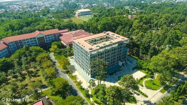Ngôi trường ở TP. HCM nghe tên thì siêu bình dân nhưng được mệnh danh là phim trường của những MV triệu view - Ảnh 1.