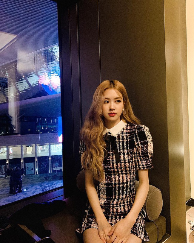 Rosé đúng là bánh bèo chúa của Black Pink khi diện loạt váy áo "điệu chảy nước" mà vẫn sang chảnh - Ảnh 6.