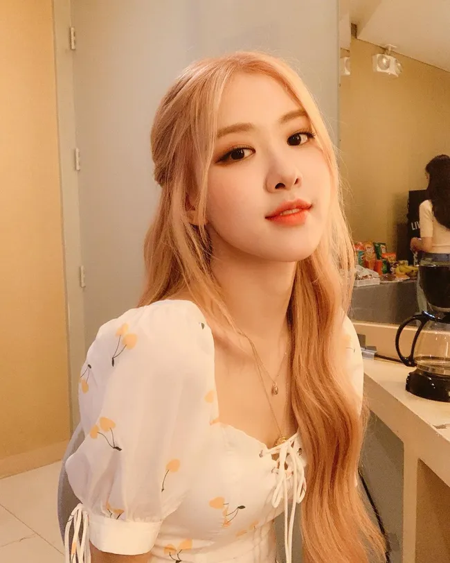 Rosé đúng là bánh bèo chúa của Black Pink khi diện loạt váy áo "điệu chảy nước" mà vẫn sang chảnh - Ảnh 4.