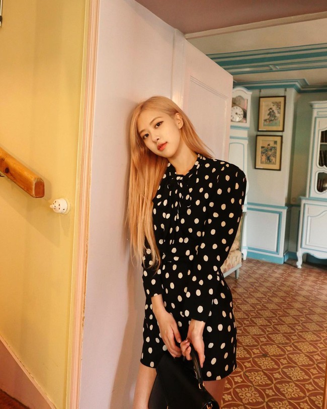 Rosé đúng là bánh bèo chúa của Black Pink khi diện loạt váy áo "điệu chảy nước" mà vẫn sang chảnh - Ảnh 11.